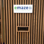 Ontwerp: E-maze - Project: E-maze paneeltje ingang met inox afstandshouders