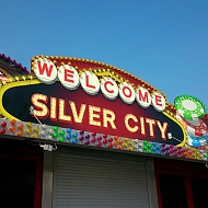 Ontwerp: B-Twix - Project: Silver City uithangborden lunapark dibond